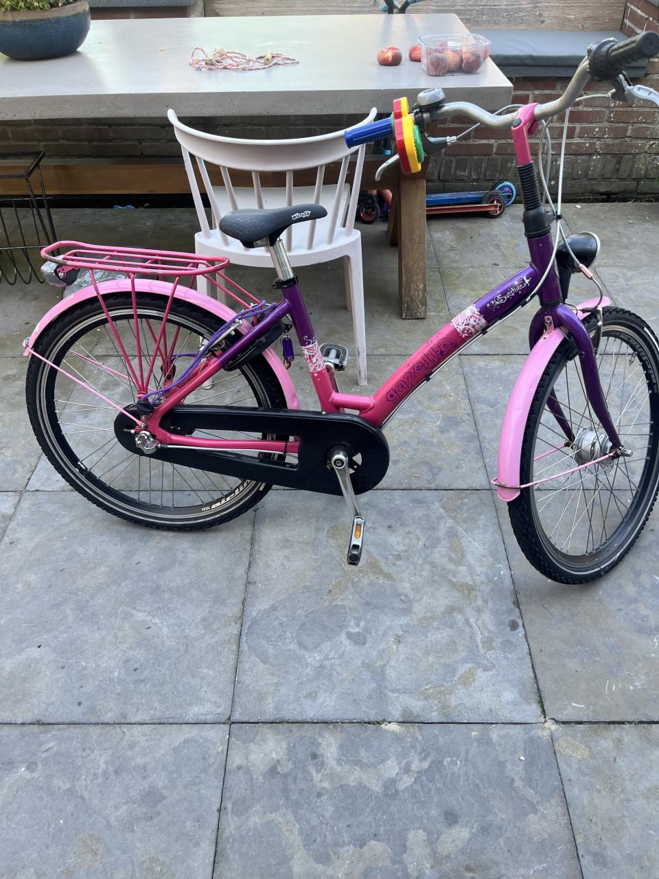 Meiden fietsen