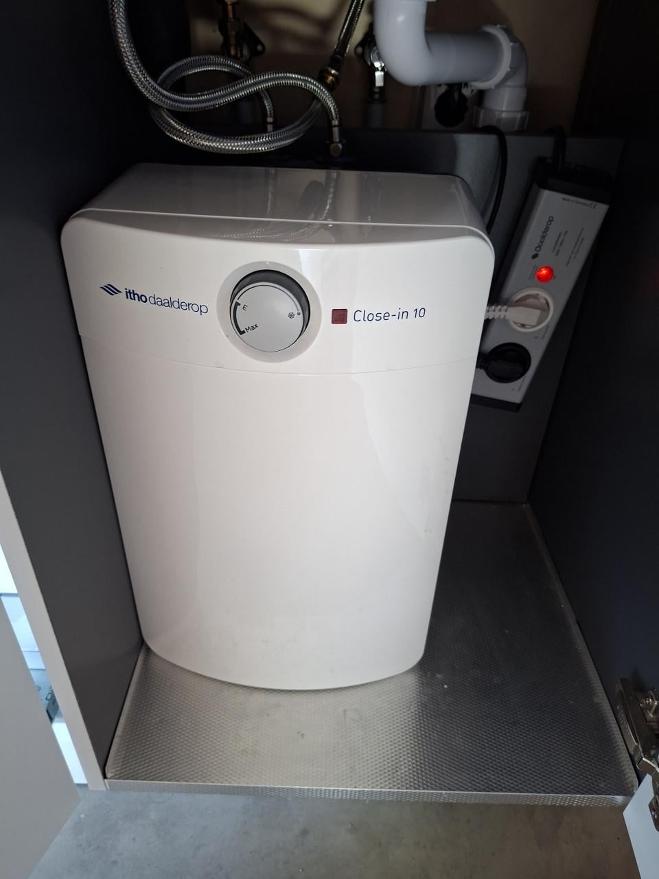 Compacte keuken met inbouw apparatuur en boiler