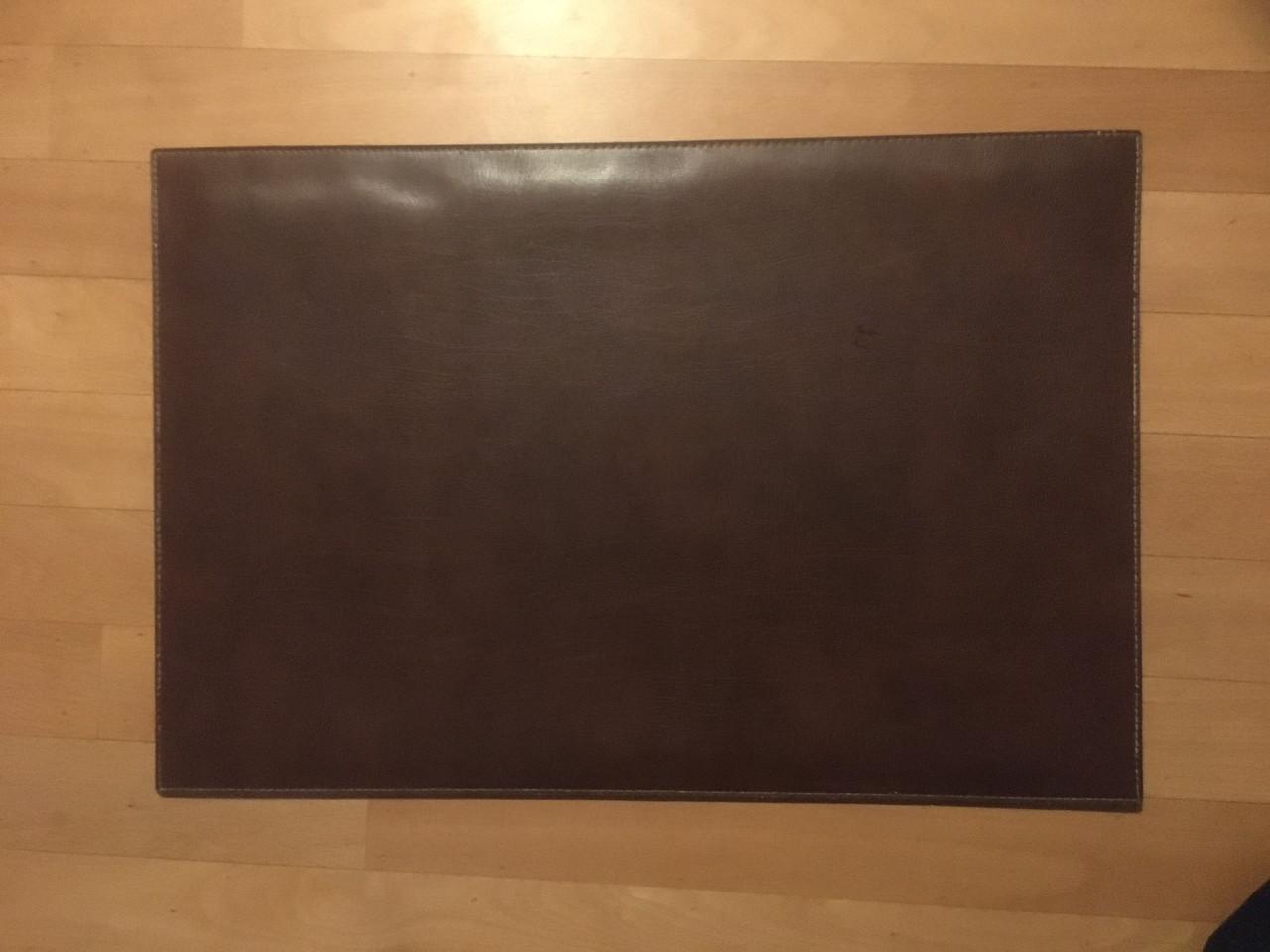 Mooie bruine leren bureau onderlegger, z.g.a.n.! Afmeting: 59 x 39 cm.