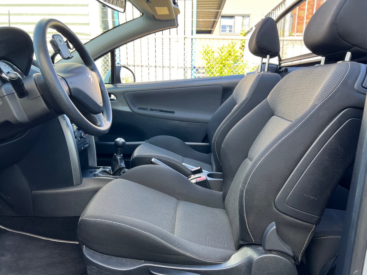 Puntgave Peugeot 207 Cabrio uit 2012 met slechts 100.500 km