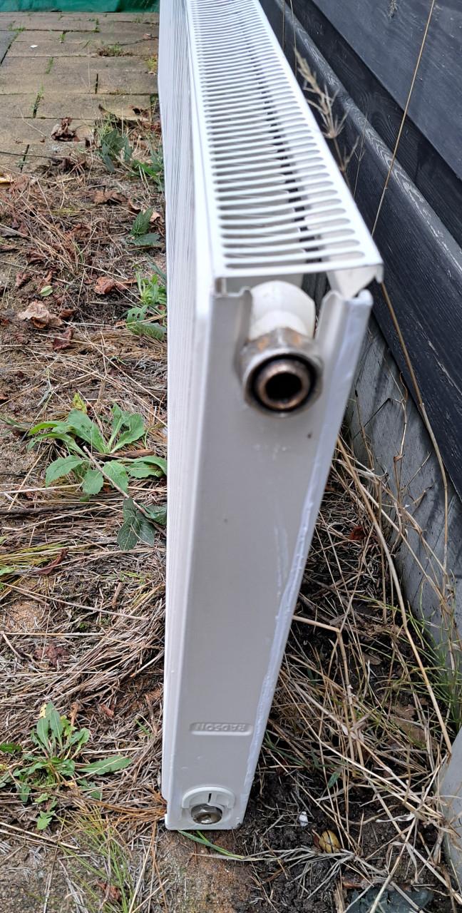 Radiator 210 x 46 cm + ophangbeugels