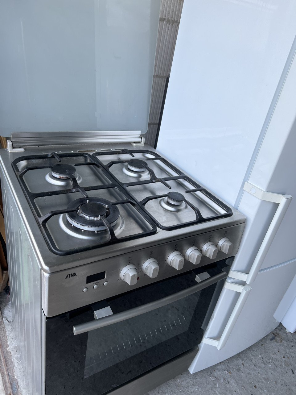 Vrijstaand Gasfornuis met elektrisch hetelucht oven en gasslang 85x60 cm.