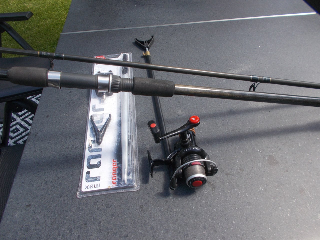 Complete karperset, hengel, molen , bankstiks, electronische beetverklikker