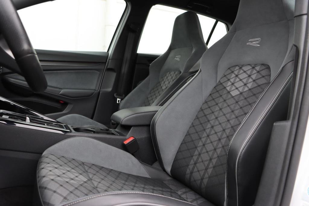 Volkswagen Golf 1.5 etsi r-line dsg7 130pk