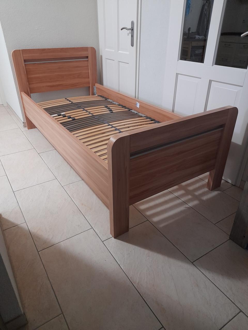 Stevig 1 Persoons bed 90 x 200 (in goede staat )