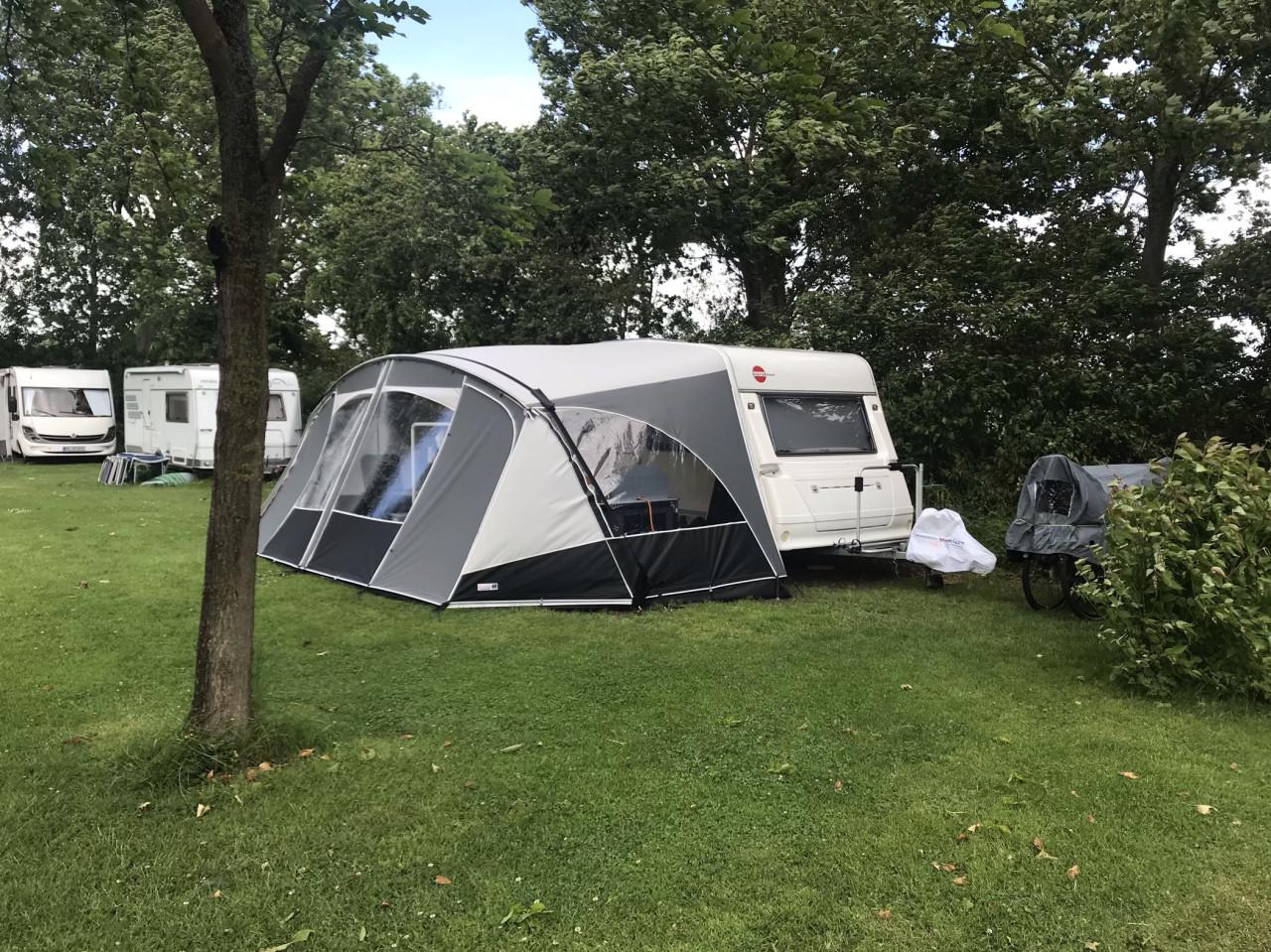 Te koop: Unico Verona maat 11 met voorscherm DeLuxe en dak luifel