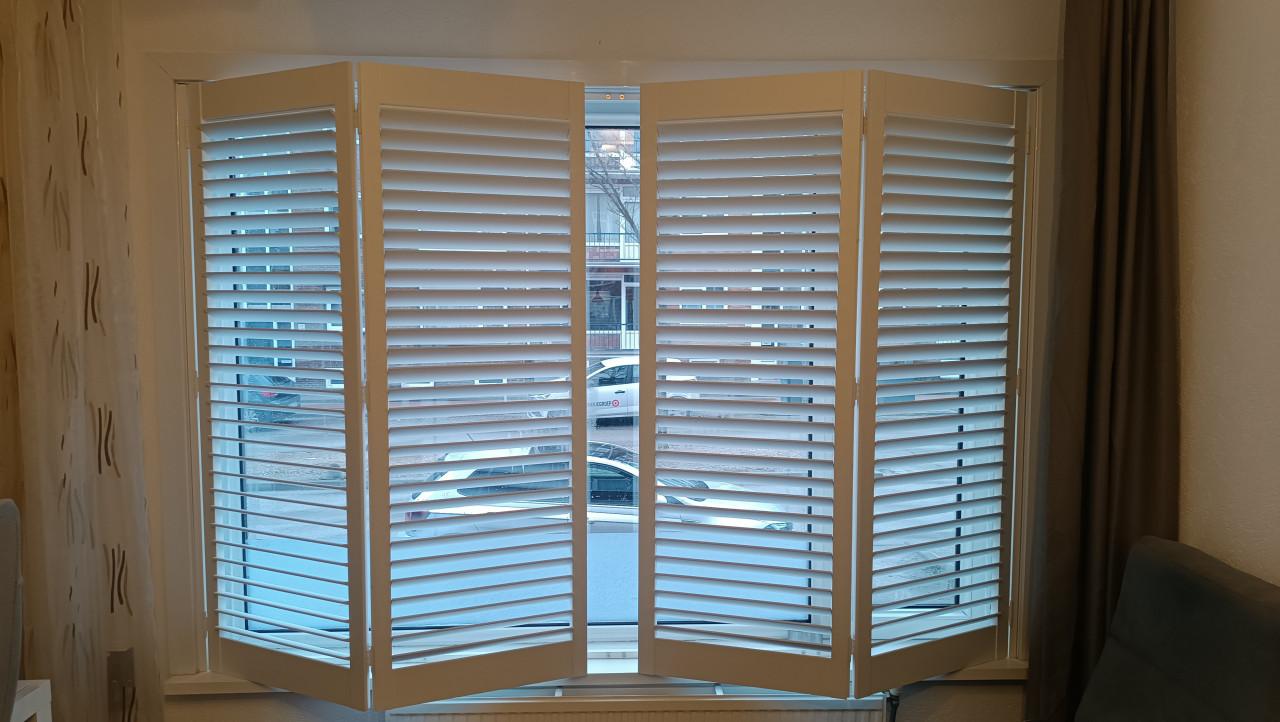 Houte shutters binnen
