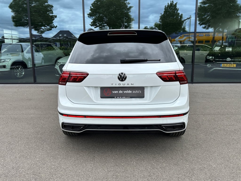 Volkswagen Tiguan 1.5 tsi 150pk dsg r-line blackstyle | panoramadak | trekh