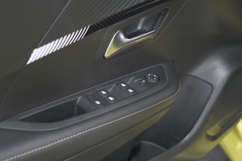 Peugeot 208 ev allure 50 kwh | stoelverwarming | apple carplay | parkeersen
