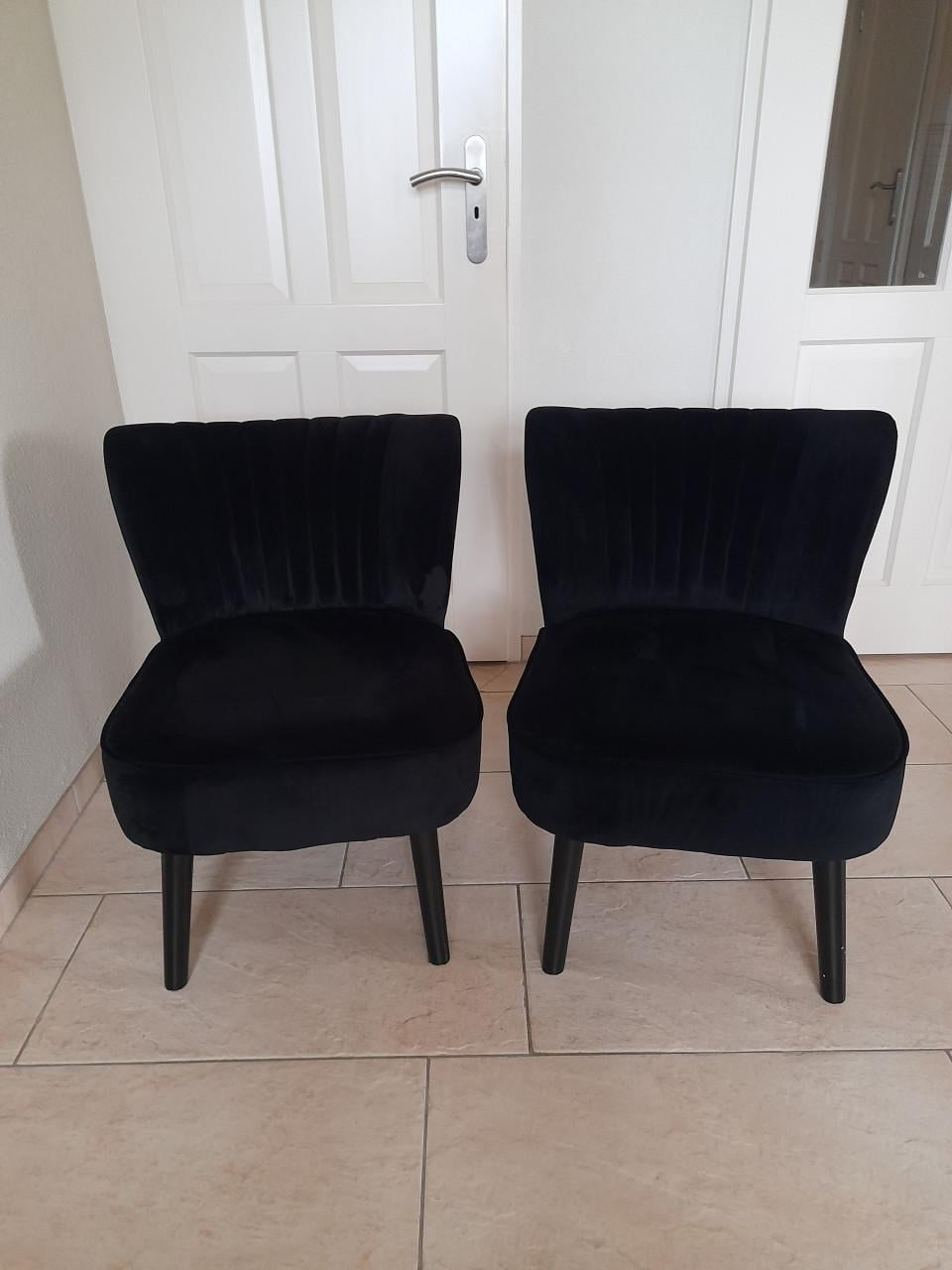 2 leuke zwarte fauteuiltjes (in goede nette staat)