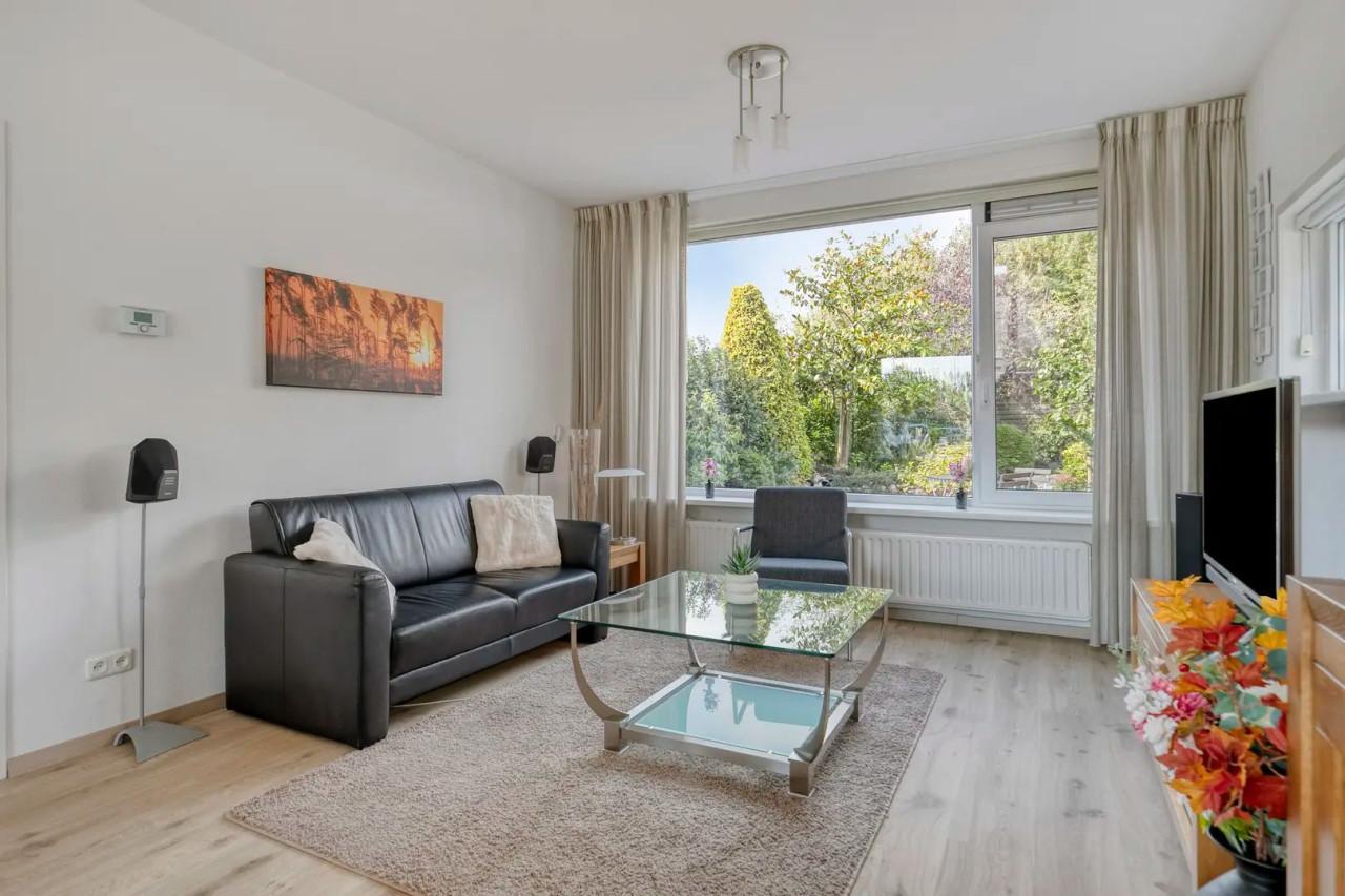 Inboedel: bank salontafel tv-meubel kast vitrinekast eettafel en stoelen