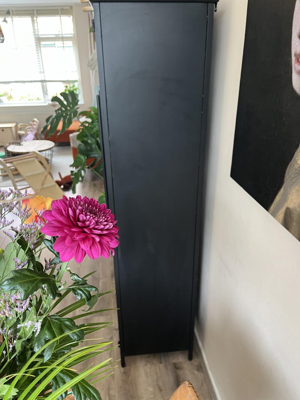 KOOPJE! Mooie moderne zwart kast