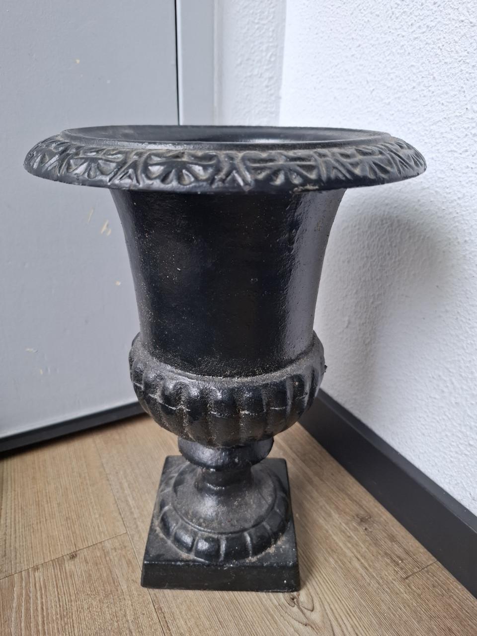 Prachtige hoge gietijzeren vaas