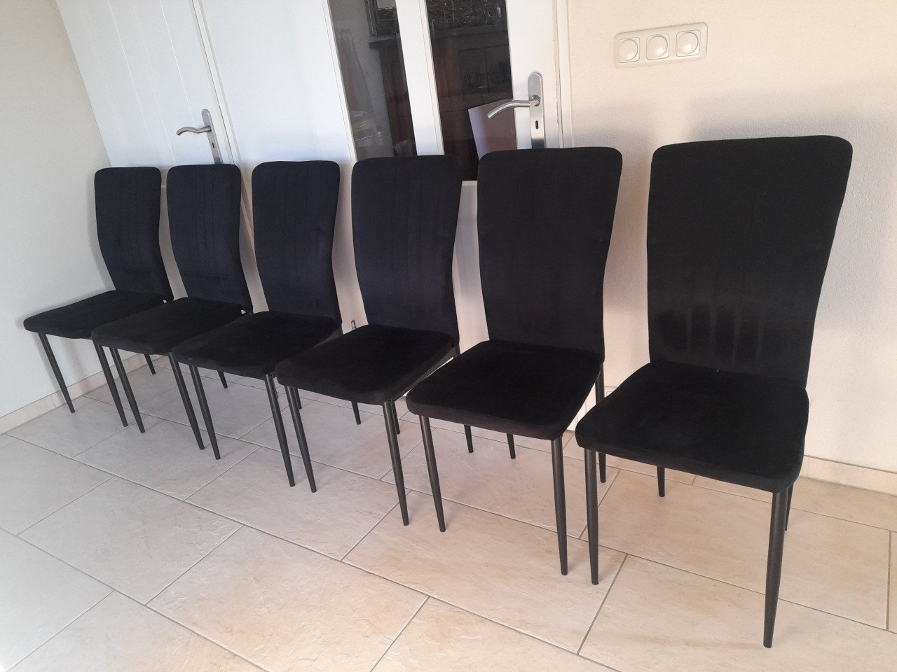 6  Zwarte Stoelen ( in goede nette staat)