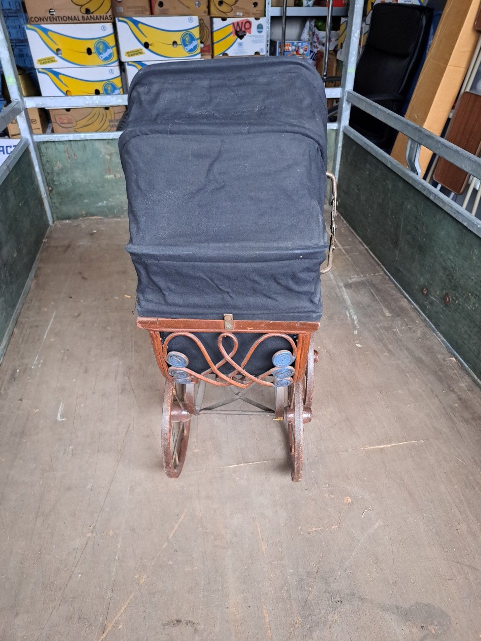 Te koop oud poppen wagentje