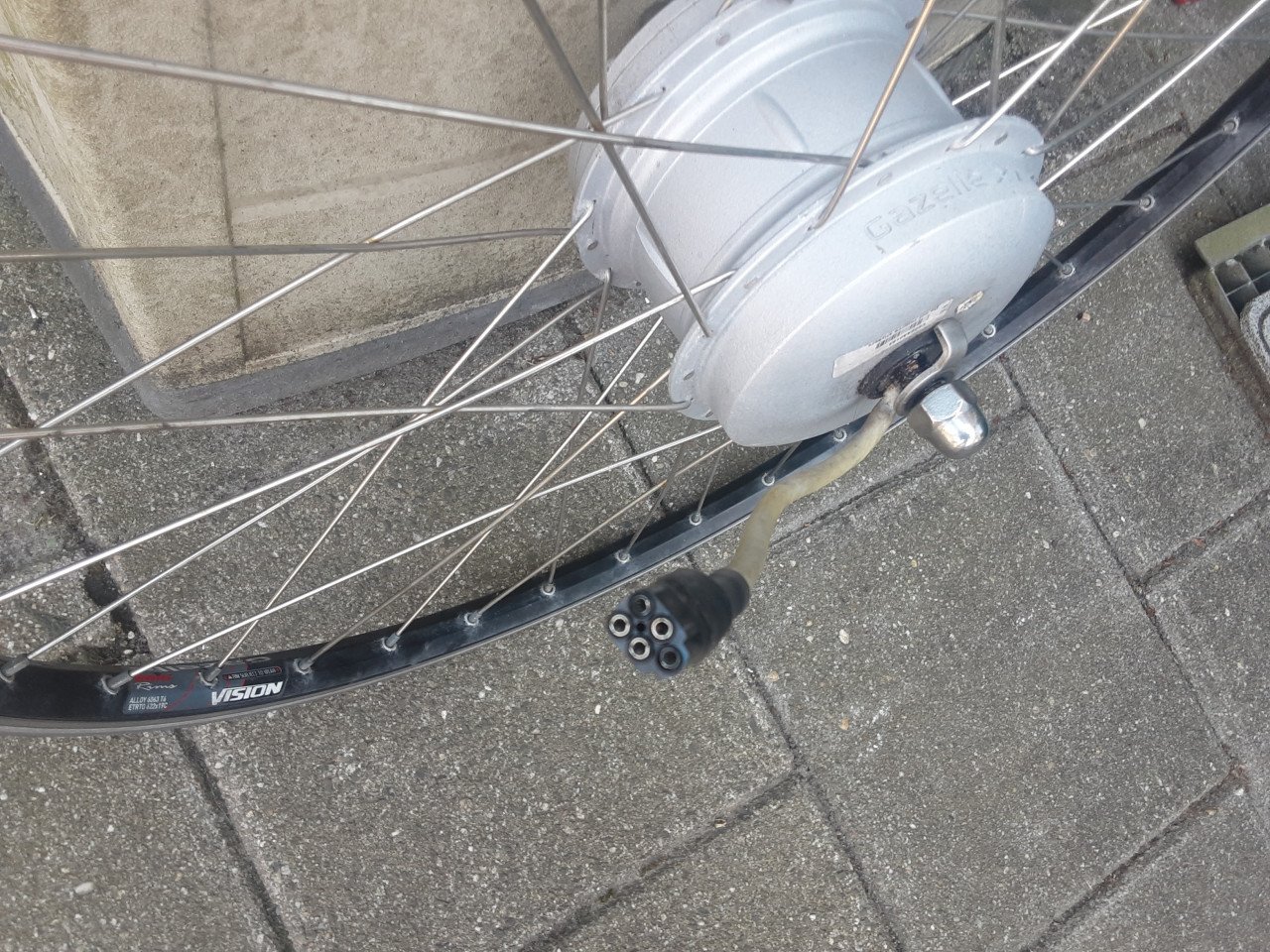 Gazelle elektrische 28 inch voorwiel met , 5 gaats stekker,velgrem