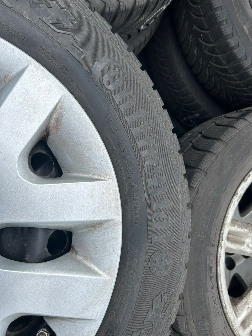 NISSAN STALEN VELGEN MET WIELDOPPEN EN CONTINENTAL CROSSCONTACT BANDEN '16'