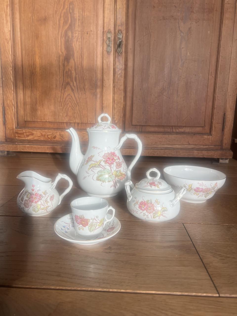 Intact thee servies van Société Céramique (Maastricht)