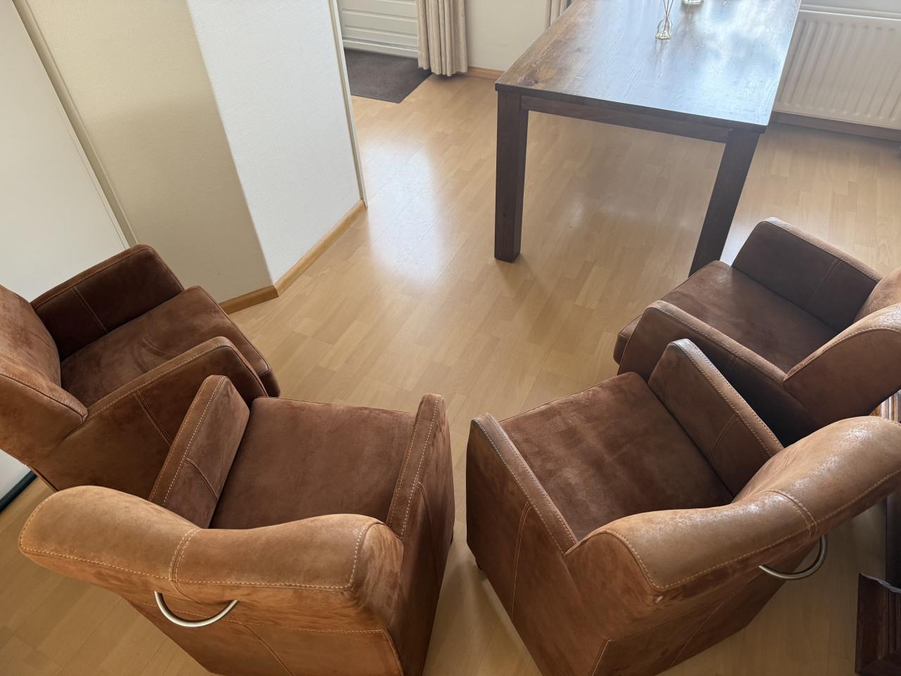 Eettafel (teak) en 4 bijbehorende heel goed zittende stoelen.