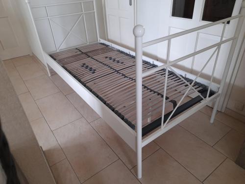 Wit metalen bed 90 x 210 ( in goede nette staat )
