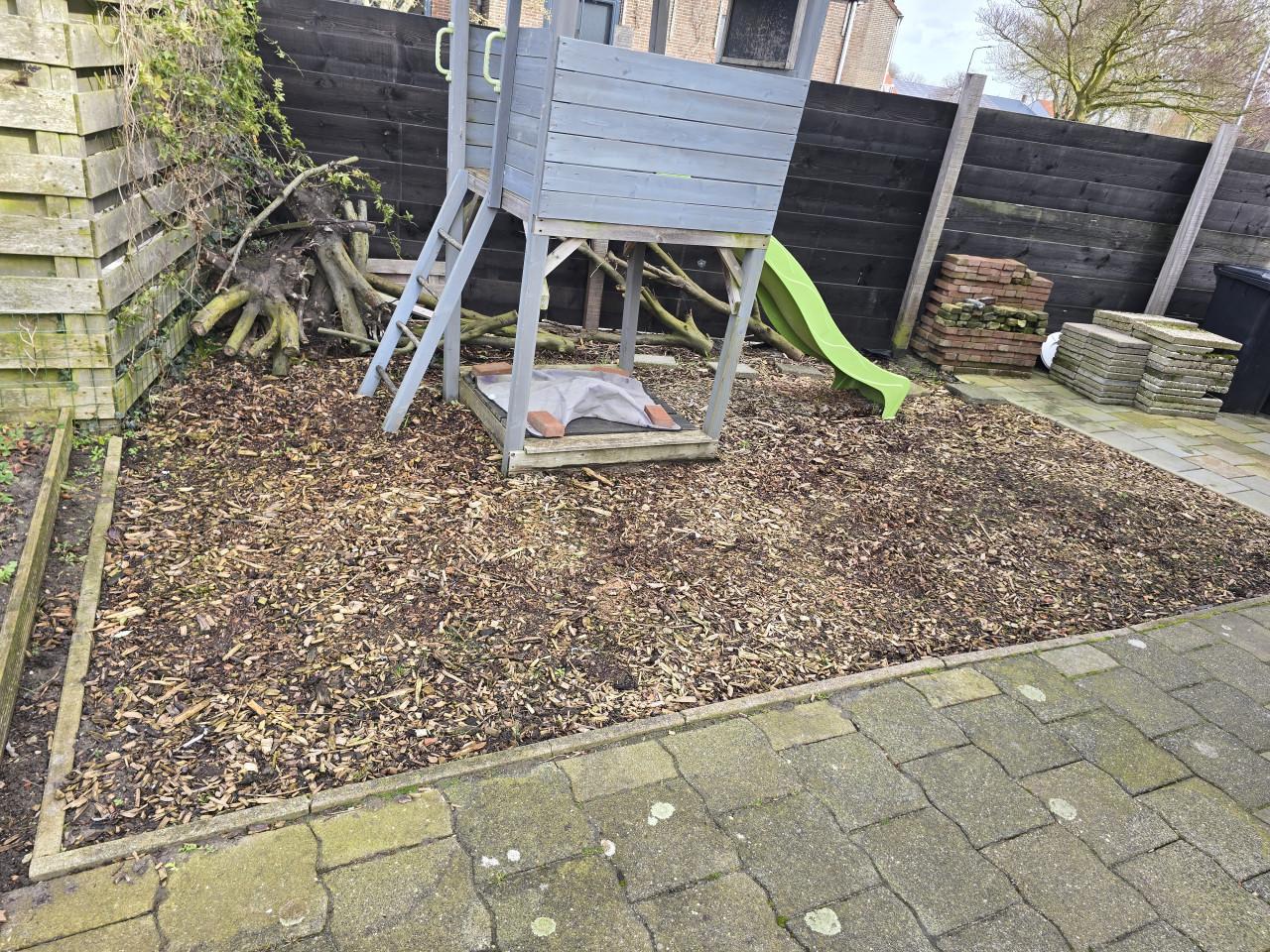 Leuk speelhuisje met glijbaan en zandbak