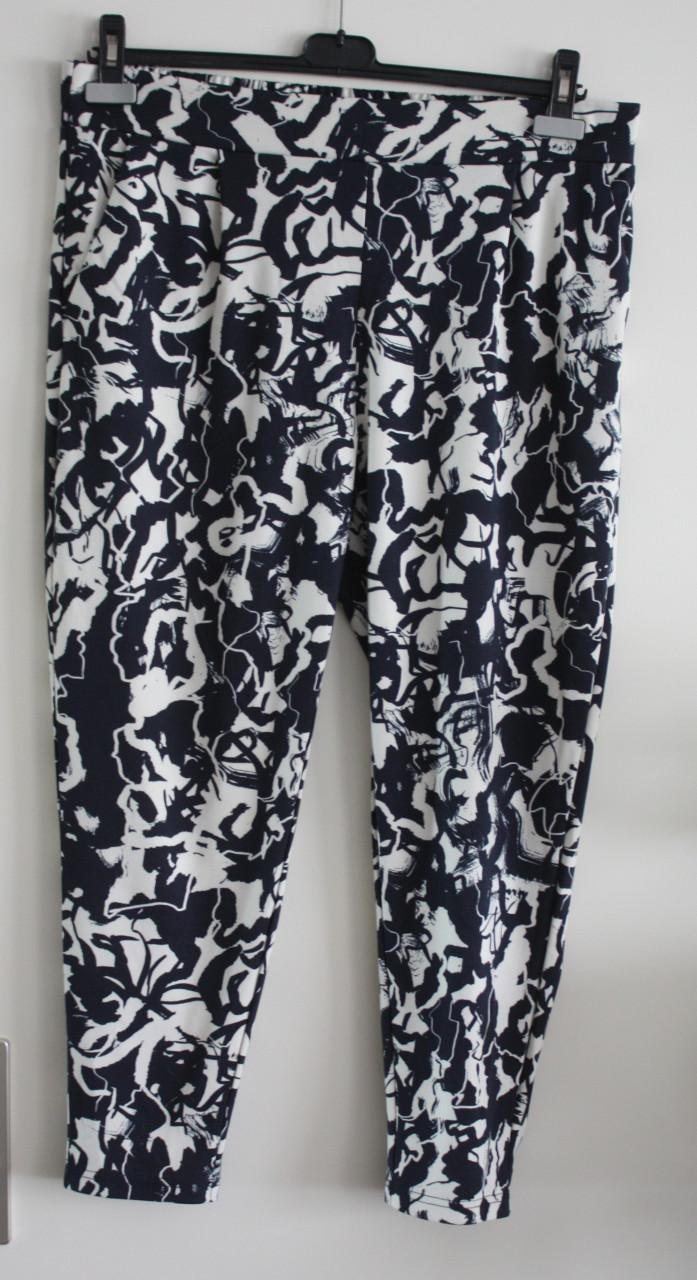 3kwart broek beige wit met blauwe print  maat 44-46