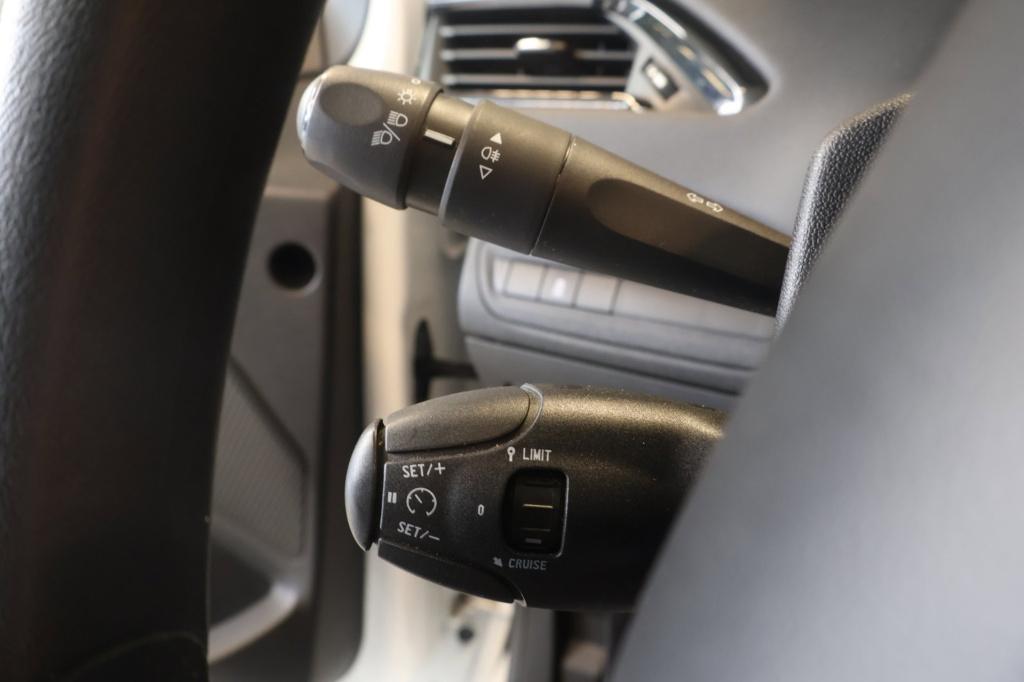 Peugeot 208 1.0 vti like org nl, carplay, cruise controle, all season bande