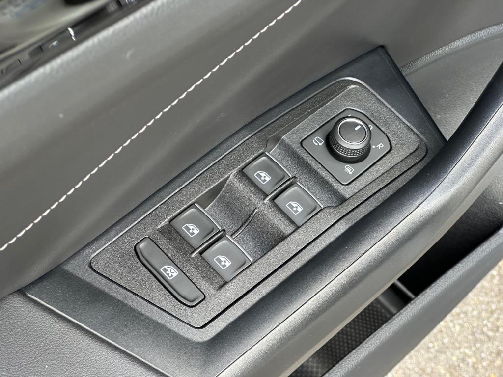 Volkswagen T-roc 1.5 tsi 150pk dsg r-line | trekhaak | camera | keyless | e