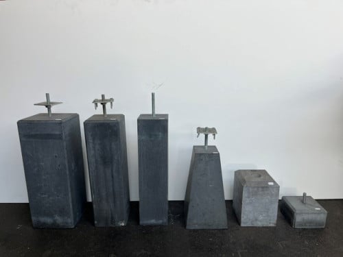 Betonpoeren en Hardstenen sokkels uit voorraad leverbaar
