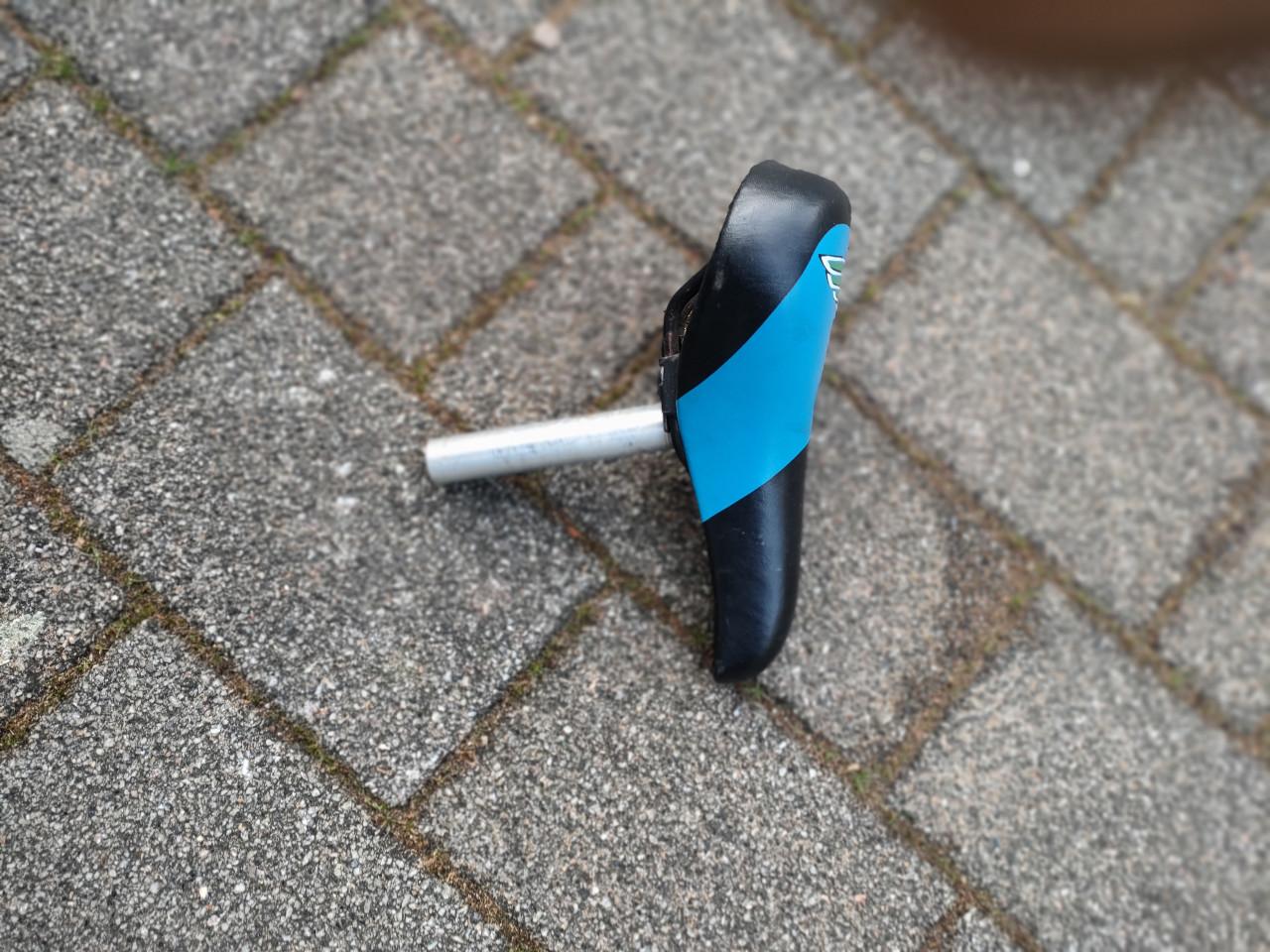 Steunwieltjes en kinderzadel met pen