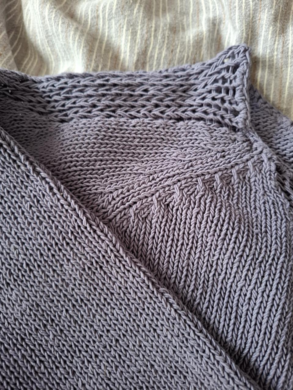 Didi trui paars, gebreid met opengewerkte details. Maat M/L