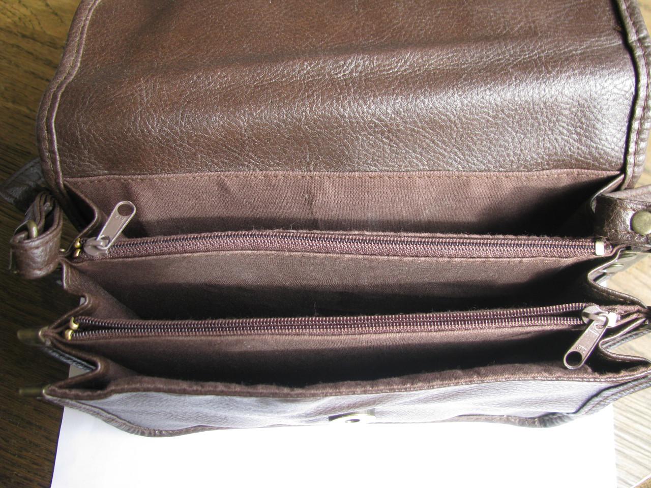 Bruin leren schoudertasje.