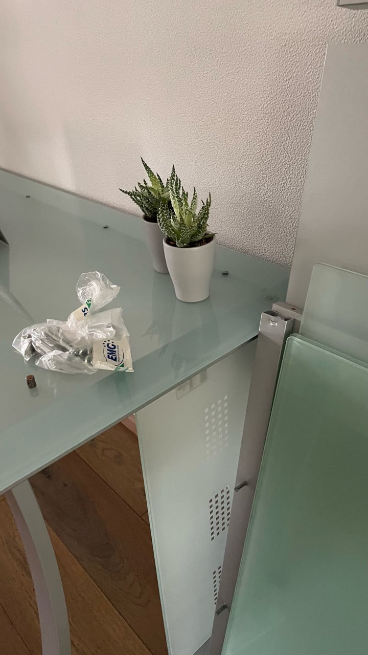 Prachtig bureau hardglas met boekenkast