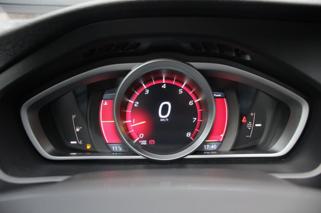 Volvo V40 1.6 t3 momentum -xenon - trekhaak - navi - achteruitrij camera - 