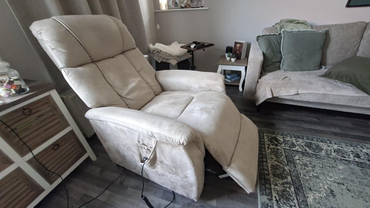 Relaxfauteuil (sta-op functie) in nieuwstaat en 2 stoeltjes in retro stijl