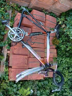 Oude race en moutenbike met campagnolo en shimano onderdelen.