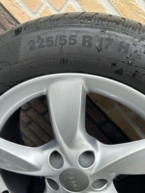 Set 17" Audi velgen met 225/55/17 Continental winterbanden