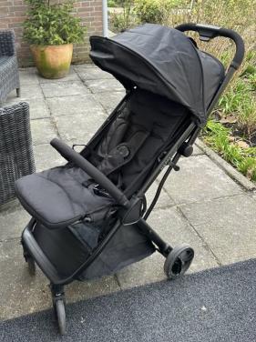 Zwarte Happyone buggy. Deze compacte en lichtgewicht buggy