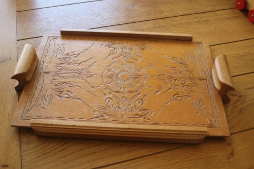 Houten dienblad met houtsnijwerk