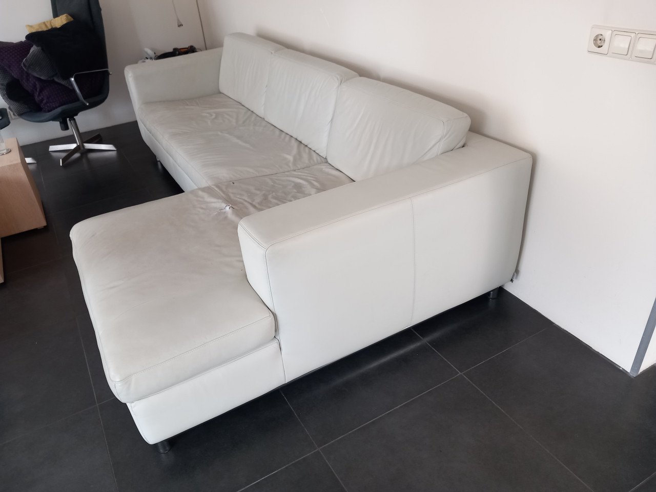Gratis witte leren bank inclusief chais longue