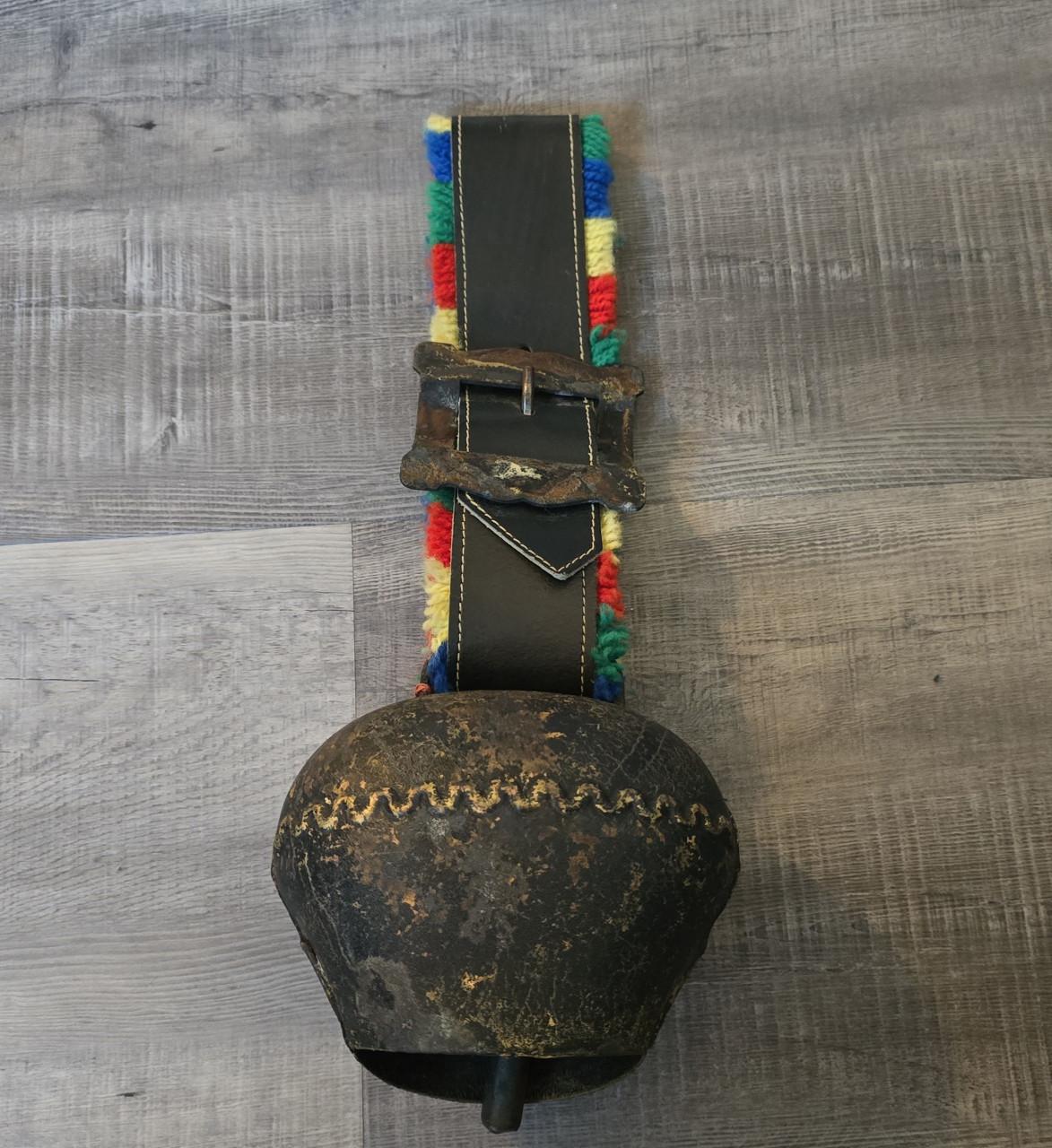 Zwitserse koeienbel met kleurrijke franjes, leren riem