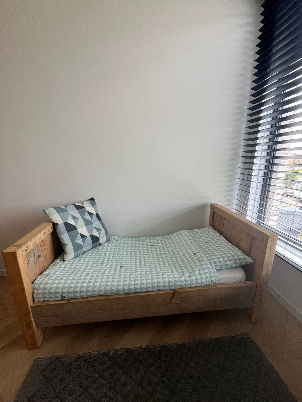 Peuterbed / kleuterbed van steigerhout