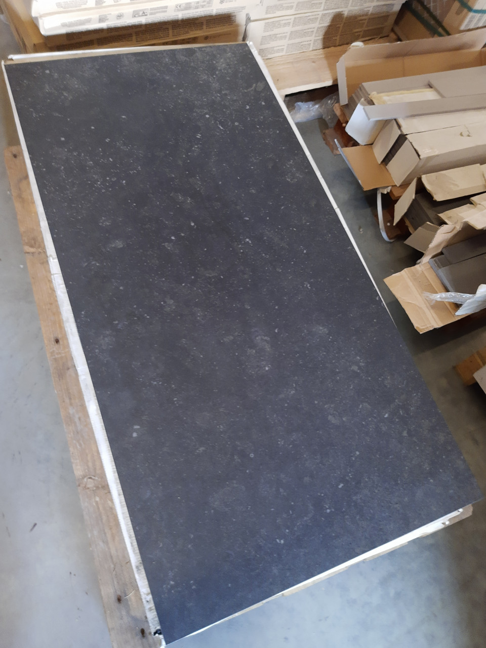 3030-47 ca 12,96 m² Antraciet betonlook vloertegels,per m² van € 82,32 voor