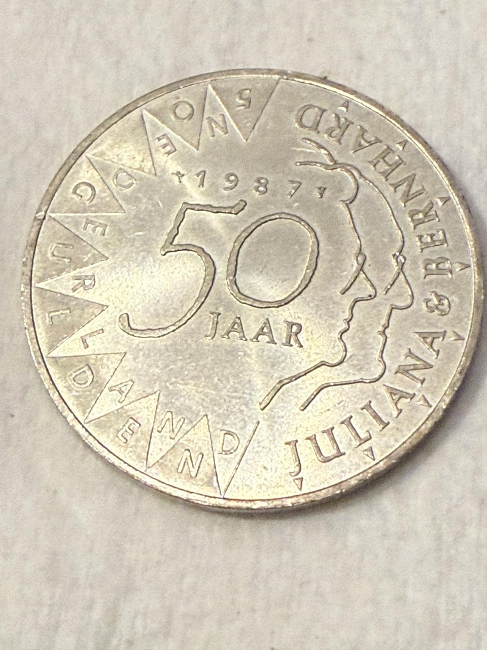 Zilveren 50 gulden munt. 50 jarig huwelijk Juliana en Bernard
