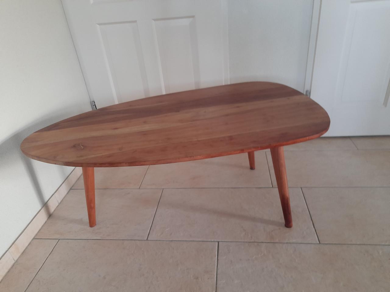 Mango salon tafel 110 x 60 x 45H ( in goede staat )