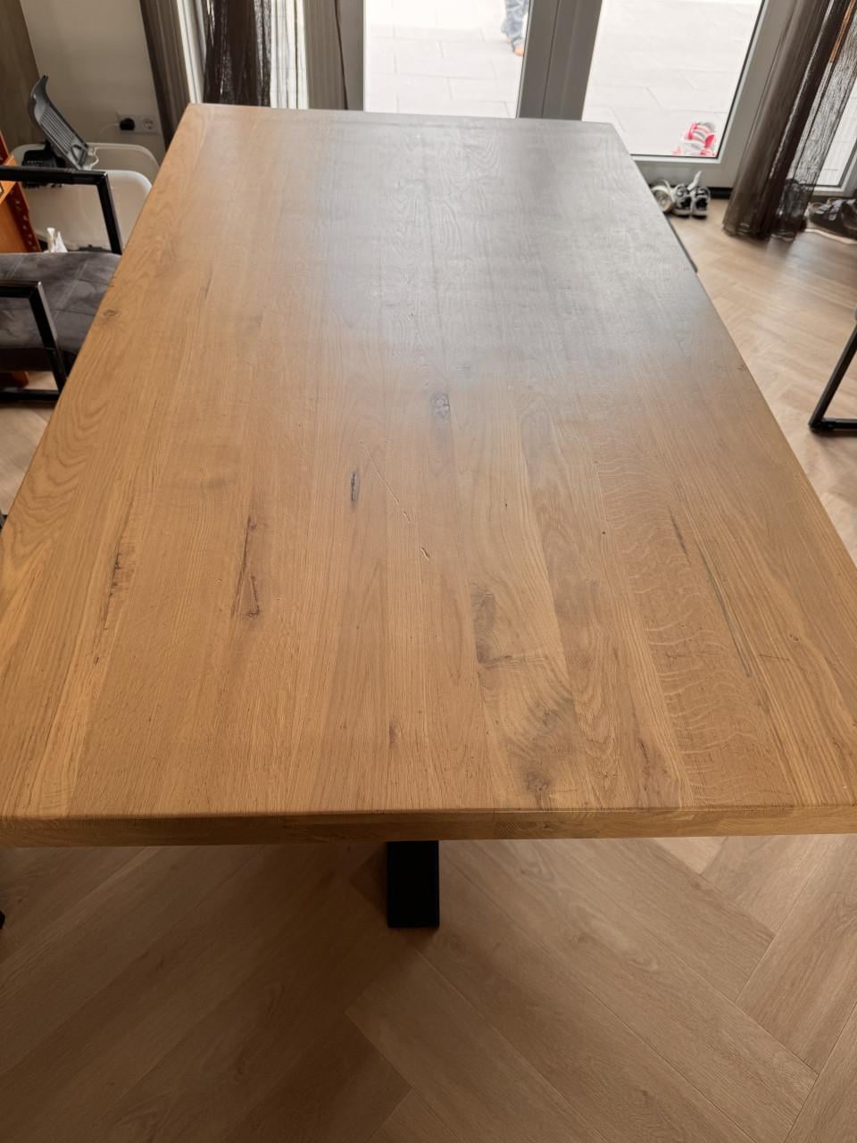 Robuuste eiken eettafel met metalen spinpoot