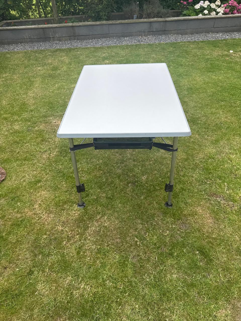 Kampeer tafel dukdalf  100x69 verstelbare poten