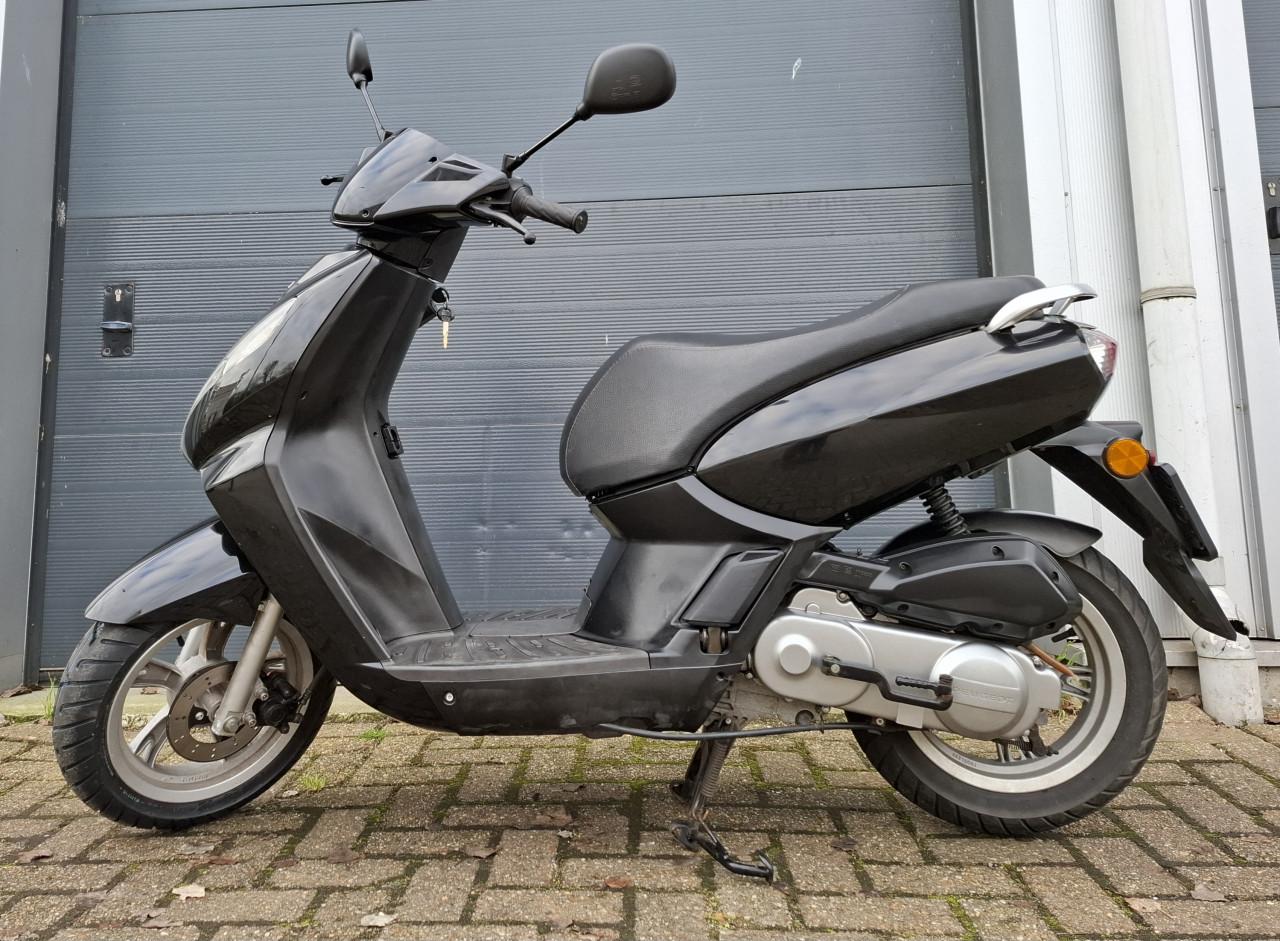 Peugeot Kisbee snorfiets zwart 4 takt