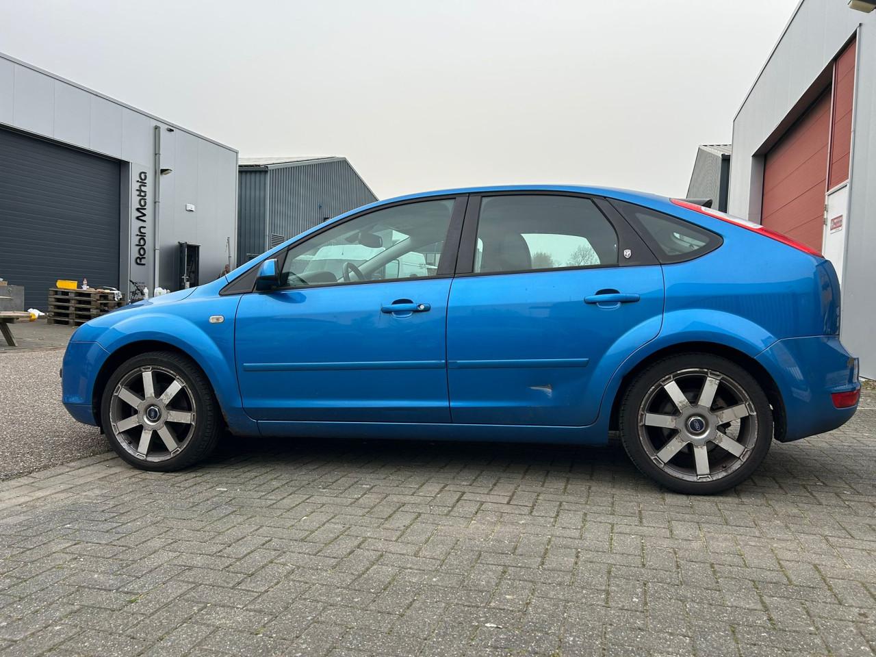 Ford Focus 2.0-16V Ghia FULL OPTION!