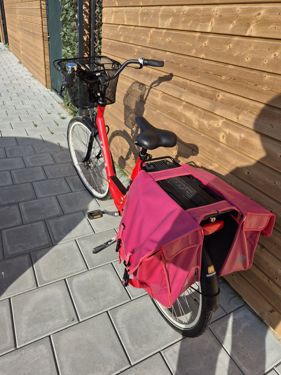 Fijne Elektrische damesfiets met fietstassen! E-bike